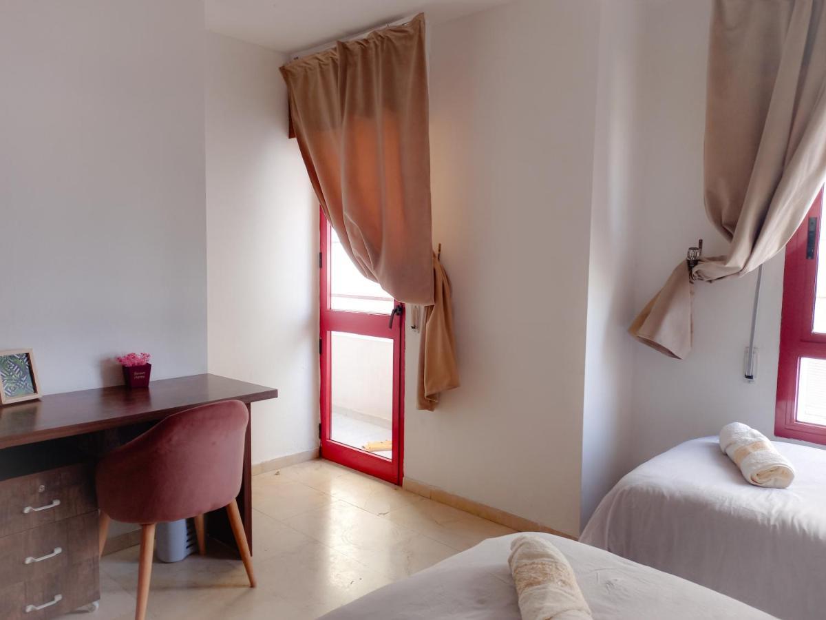 Amazing Appartement Au Centre Ville En Face Hilton & Gare Train De Tgv De Tanger Esterno foto