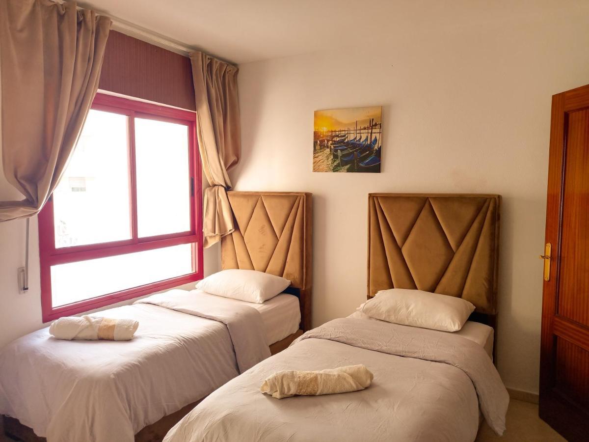 Amazing Appartement Au Centre Ville En Face Hilton & Gare Train De Tgv De Tanger Esterno foto