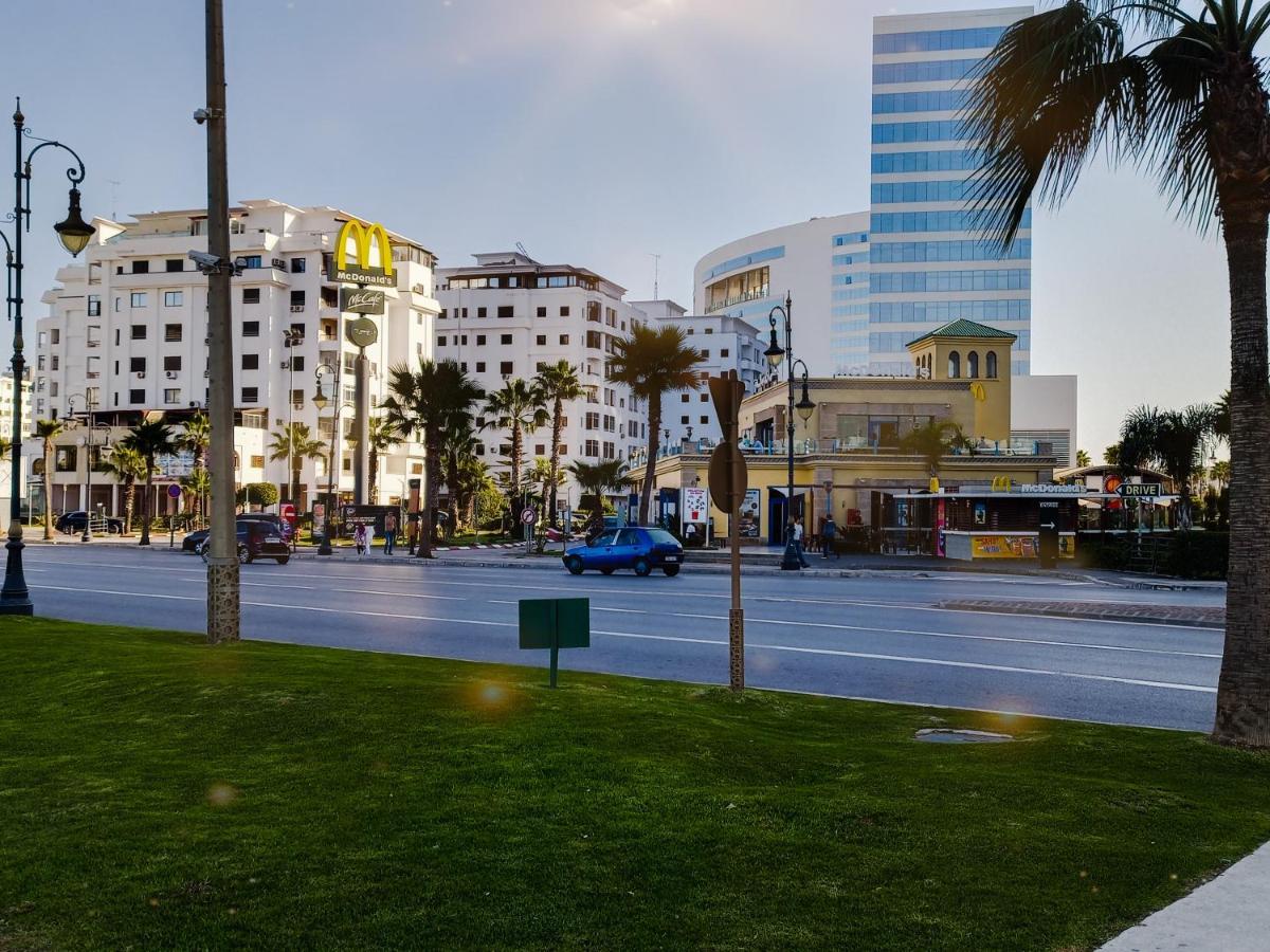 Amazing Appartement Au Centre Ville En Face Hilton & Gare Train De Tgv De Tanger Esterno foto
